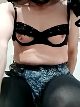 Snapshot of JOHANNA9MOI02 chatting on 12.21.25 JOHANNA9MOI02 online show from 12.21.25