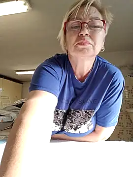 Snapshot of LindaL chatting on 11.17.25 LindaL online show from 11.17.25